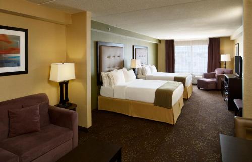 Giường trong phòng chung tại Holiday Inn Express and Suites Timmins, an IHG Hotel