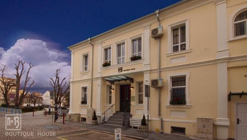 um grande edifício branco numa rua da cidade em No13 Boutique House em Burgas