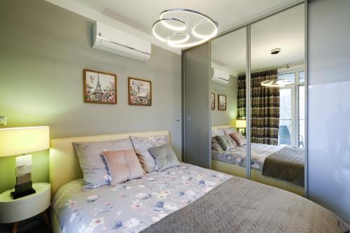 - une chambre avec un lit et un miroir dans l'établissement Apartament Szyndzielnia, à Bielsko-Biała
