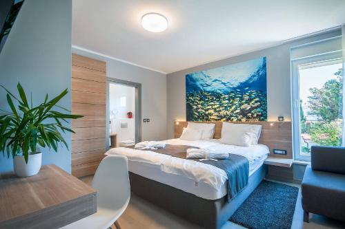 una camera da letto con un letto e un dipinto sul muro di San Mar Lopar a Lopar