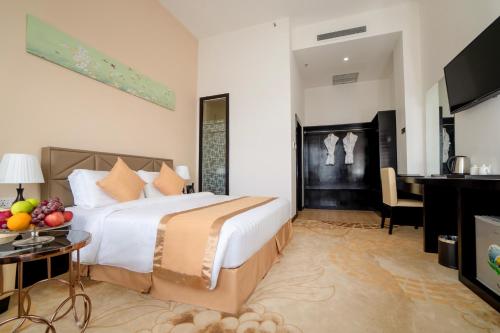 Кровать или кровати в номере Hotel Sanchaung