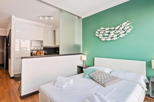 Un pat sau paturi într-o cameră la Porto Antico & Aquarium Flat