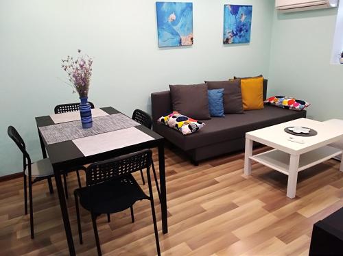 uma sala de estar com um sofá e uma mesa em Kamenitza Guest Flat em Plovdiv