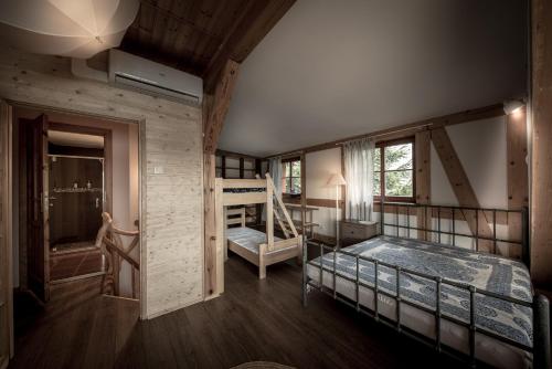 Poschodová posteľ alebo postele v izbe v ubytovaní Lubie Domek
