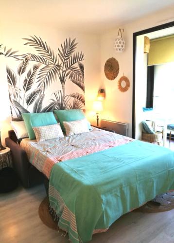 une chambre avec un grand lit avec une couverture bleue dans l'établissement Superbe appartement à 2 pas de la plage, à Six-Fours-les-Plages
