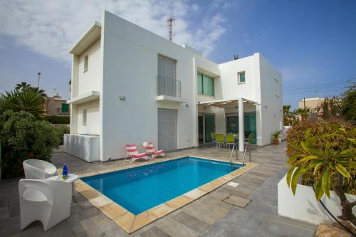 eine Villa mit Swimmingpool vor einem Haus in der Unterkunft Architect's Villa in Protaras