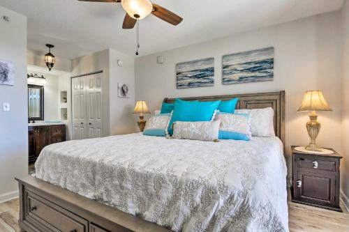 Säng eller sängar i ett rum på Snowbirds Retreat Walkable Destin Condo with View!