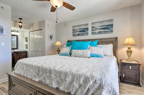 Postel nebo postele na pokoji v ubytování Snowbirds Retreat Walkable Destin Condo with View!