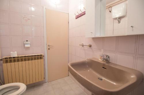 Kúpeľňa v ubytovaní Apartment Kralj