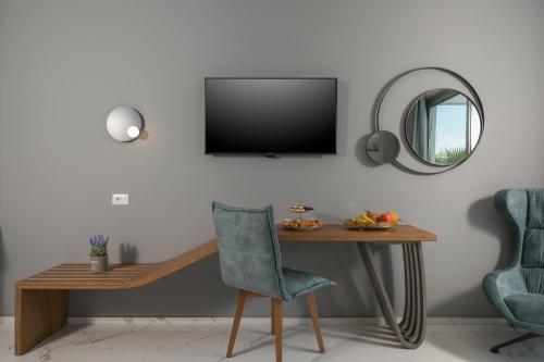 Blue Elephant Boutique Hotel & Spa - Adults Onlyにあるテレビまたはエンターテインメントセンター