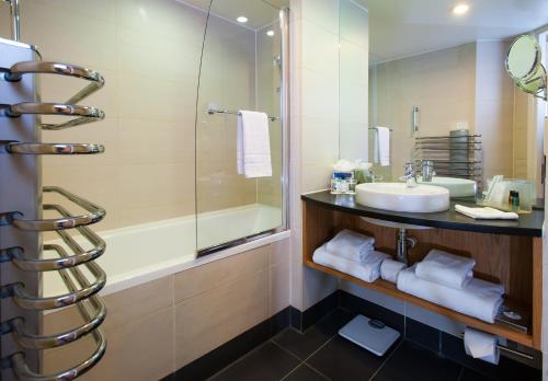 bagno con lavandino e doccia di Holiday Inn Salisbury - Stonehenge, an IHG Hotel a Salisbury