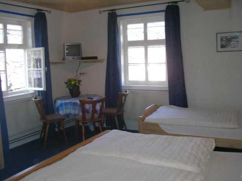 Un pat sau paturi într-o cameră la Reit- und Ferienhof Emstal