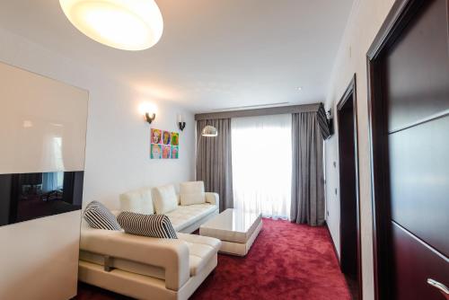Ruang duduk di Bavaria Blu Hotel and Conference Centre