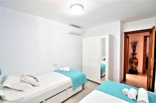 Postel nebo postele na pokoji v ubytování "PEP POMAR" Chalet en Palma de Mallorca