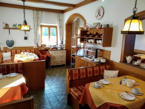 ein Restaurant mit zwei Tischen und einem Esszimmer in der Unterkunft Frühstückspension Helmhof in Salzburg