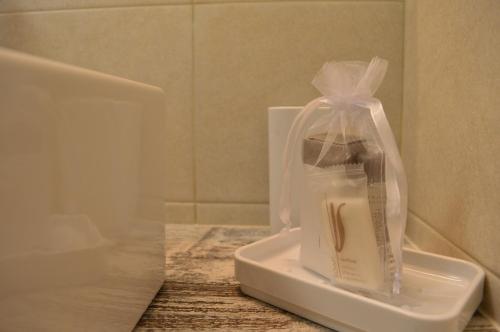 a bottle of milk in a plastic bag on a bathroom counter at Agriturismo Ca’ d’Oro in Sarego