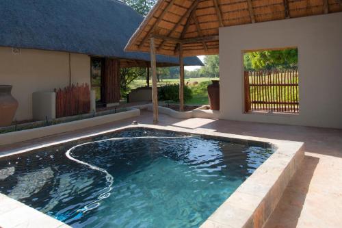 Piscine de l'établissement Impisi Accommodation ou située à proximité