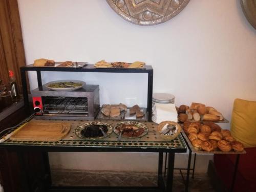 een tafel met brood en ander voedsel erop bij Riad Karmela in Marrakesh