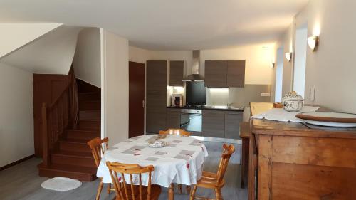 une cuisine avec une table et un chiffon de table blanc dans l'établissement Le P'tit Pouilly du Val de Loire en Bourgogne !, à Pouilly-sur-Loire