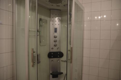 a bathroom with a shower and a toilet at Bickbargen in Halstenbek