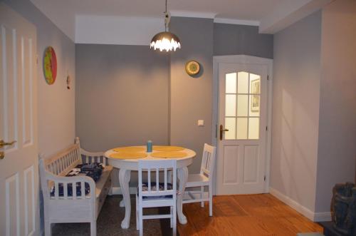 a dining room with a table and chairs at Bickbargen in Halstenbek