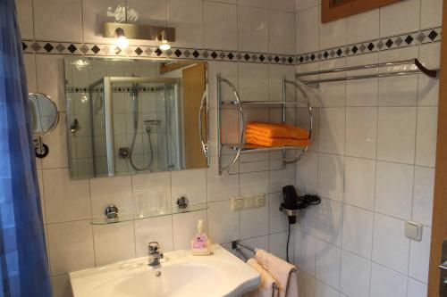 Kylpyhuone majoituspaikassa Ferienwohnungen Dippold