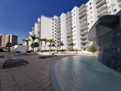 Bazén v ubytování New apartment near the beach in Playa Paraiso nebo v jeho okolí