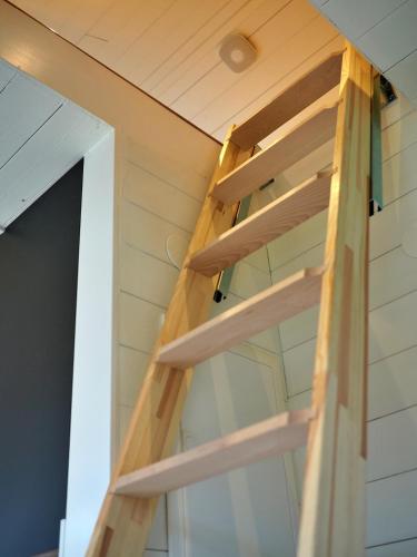 Giường tầng trong phòng chung tại Kristina Attefall i Västerhaninge