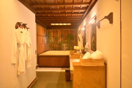 Koupelna v ubytování Kumarakom Lake Resort
