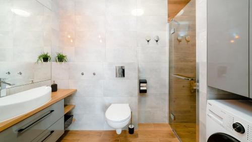 Kúpeľňa v ubytovaní Apartamenty EverySky - Izerska 8