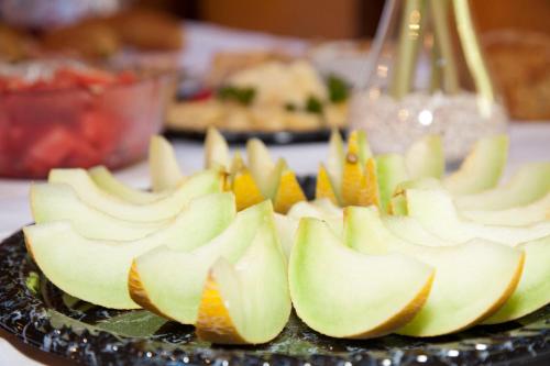 un plato de rodajas de manzana sobre una mesa en Gast und Hof Spittel en Langenbruck