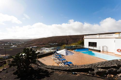 een resort met een zwembad en een gebouw bij VILLA BELLAVISTA DE LOS VALLES in Teguise