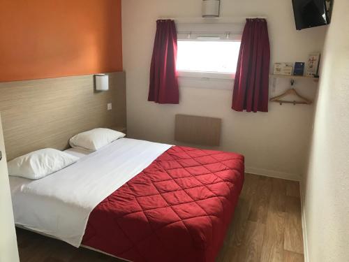 - une chambre avec un lit doté d'une couverture rouge et d'une fenêtre dans l'établissement Première Classe Rennes sud Est, à Chantepie