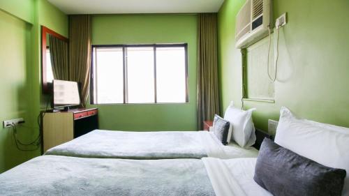 Ліжко або ліжка в номері Landmark Asia Serviced Apartments