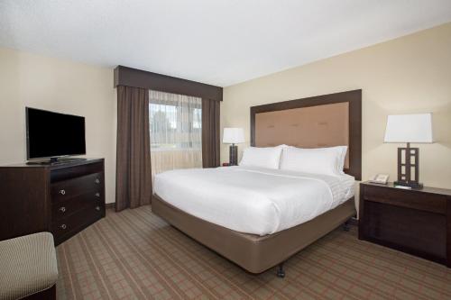 Letto o letti in una camera di Holiday Inn Riverton-Convention Center by IHG
