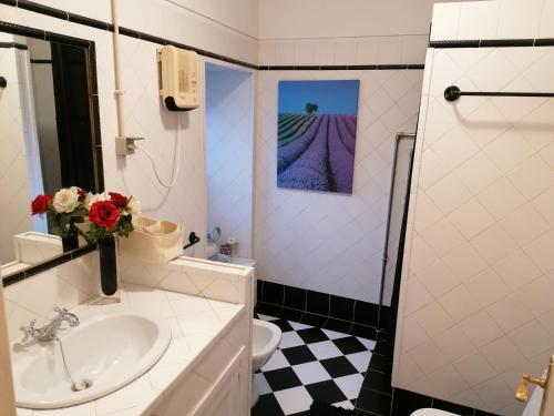 A bathroom at Casa da Costinha