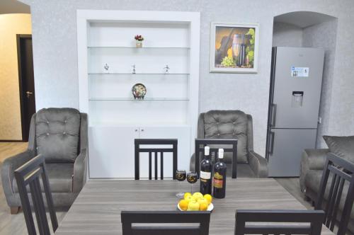 Un comedor con una mesa con botellas de vino. en Mtatsmindaze, en Tiflis