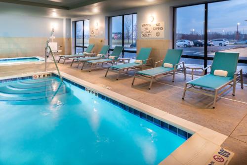 Swimming pool sa o malapit sa Holiday Inn Express & Suites - Romeoville - Joliet North, an IHG Hotel