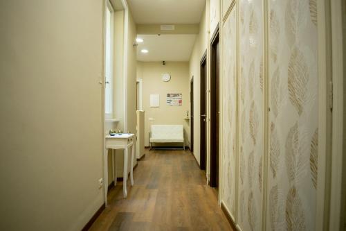 um corredor de um corredor hospitalar com uma cadeira num quarto em Prati Comfort em Roma