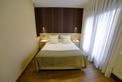 Säng eller sängar i ett rum på Apartamentos Turísticos Llanes