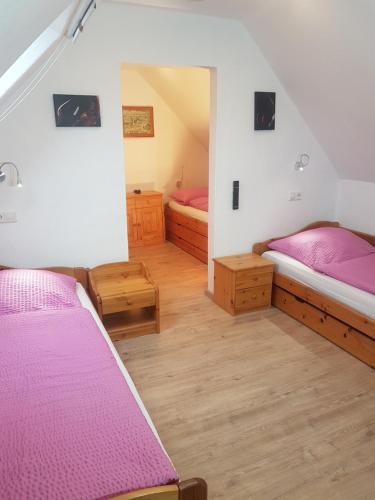Un pat sau paturi într-o cameră la Komfort Ferienhaus FEWO70