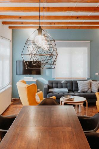 a living room with a table and a couch at Boutique Guesthouse „Domizil“, Valea Porumbacului in Porumbacu de Sus