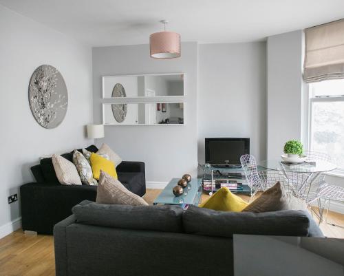 sala de estar con sofá y mesa en The Green House classic 2 bedroom apartment, en Harrogate