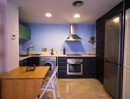 Una cocina o zona de cocina en Two bedroom stylish studio, 5 minutes walk from the beach