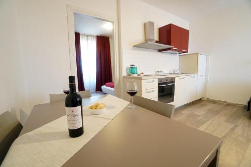 una bottiglia di vino seduta su un tavolo in cucina di Cascina al Colle a Populonia