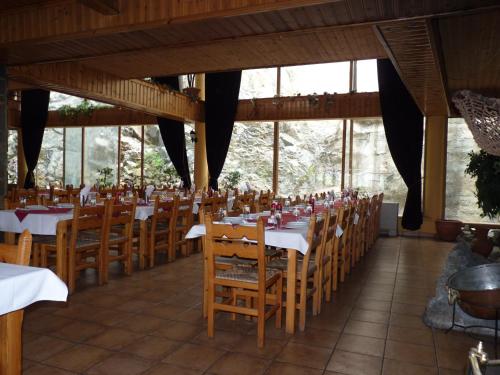 ห้องอาหารหรือที่รับประทานอาหารของ Mountain Rose Hotel & Restaurant