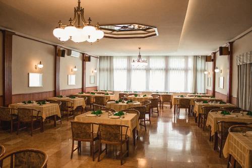 une salle à manger avec des tables et des chaises dans l'établissement Komfort Hotel Platan, à Harkány