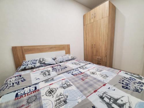 鮑里斯波爾的住宿－Sleep & Flight，一间卧室配有床,床上装有被子