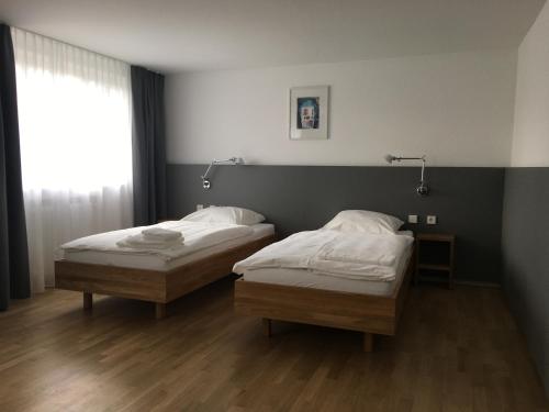 A bed or beds in a room at Tagungszentrum & Hotel evangelische Akademie Bad Boll