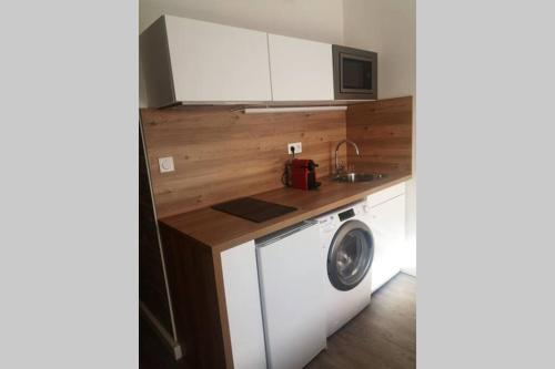 Η κουζίνα ή μικρή κουζίνα στο Appartement design tout confort (parking gratuit)